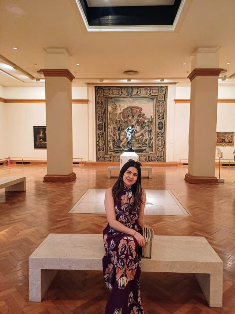 Imagen de la galerista en un museo de arte
